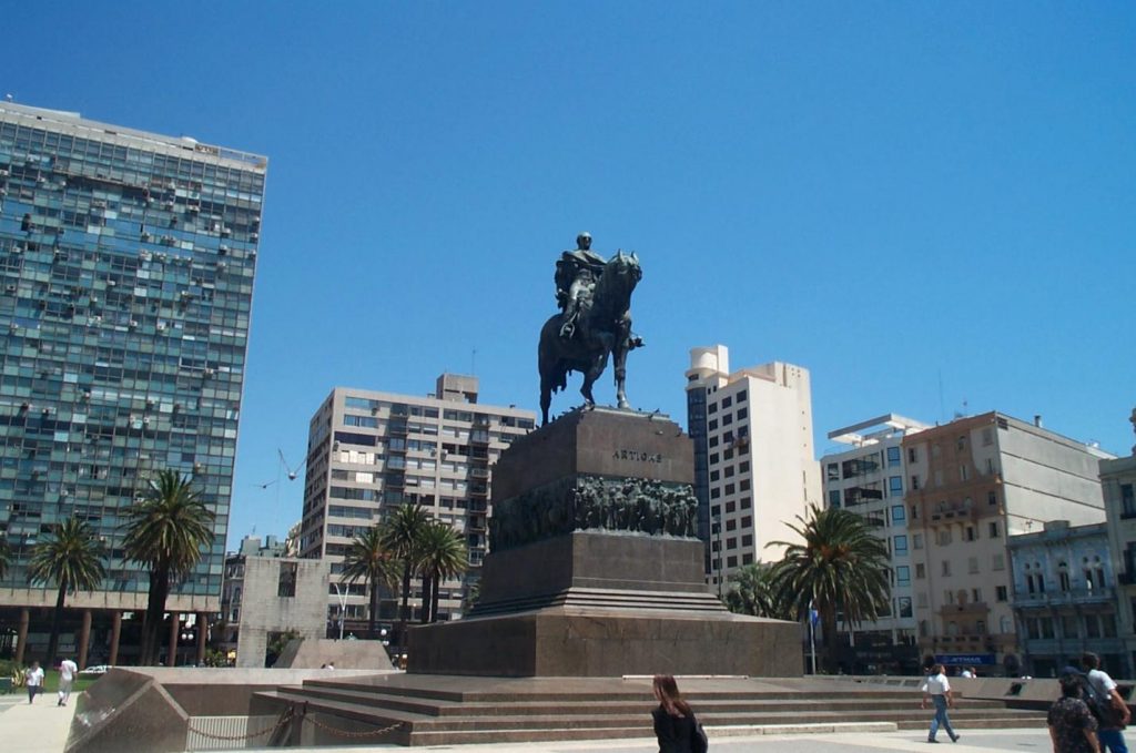statue